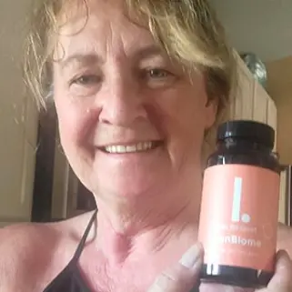 Satisfied customer sharing her experience with LeanBiome.